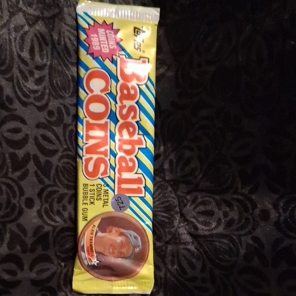 Topps Yellow Baseball Coins & Sticker Pack Duo - Picture 4 of 5